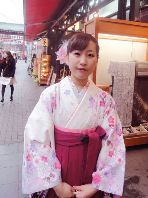 桜の花は未来の栞 卒業式も浅草さわだ屋へ オールレンタルで15 000円 可愛いお着物 袴たくさん揃っています 髪飾りもつけ放題 浅草 さわだ屋 レンタル着物で浅草散策