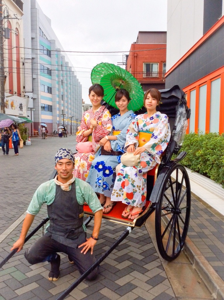 浴衣で人力車(^-^)いつもと違う気分で楽しさ倍増です*\(^o^)/*三人乗り 