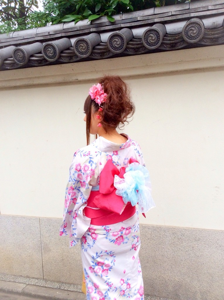 白地にピンクの桜の小花模様の可愛らしい浴衣とってもお似合いでした ピンクのコーディネートでかわいさup 浅草さわだ屋 レンタル着物で浅草散策