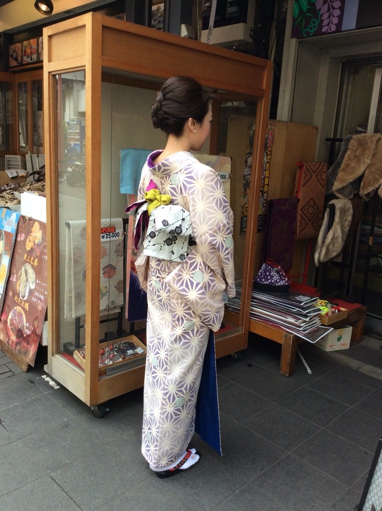 ほんのり薄紫色の麻の葉のお着物 粋な着こなし とっても素敵 お似合いでしたね 浅草さわだ屋 レンタル着物で浅草散策