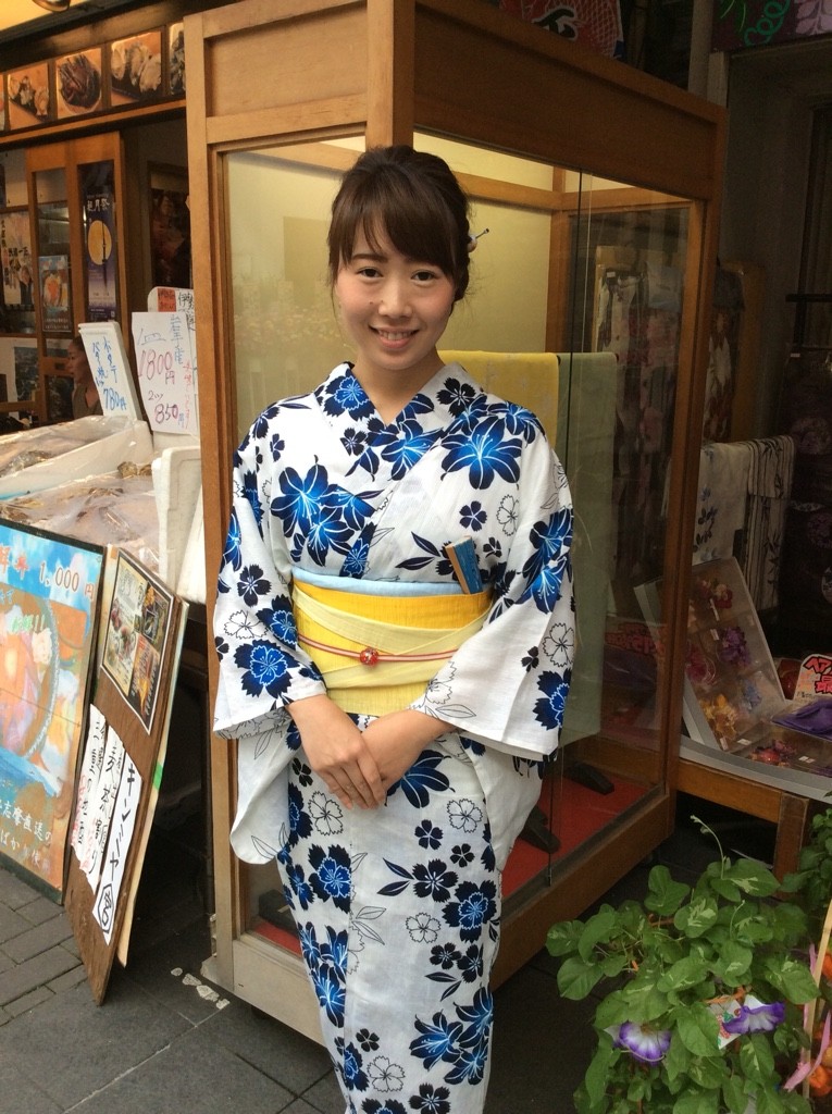 納涼船に浴衣で O 白地に藍色のシンプルな浴衣に黄色の帯が映えます O O 浅草さわだ屋 レンタル着物で浅草散策 納涼船に浴衣で O 白地に藍色のシンプルな浴衣に黄色の帯が映えます O O 浅草さわだ屋 レンタル着物で浅草散策
