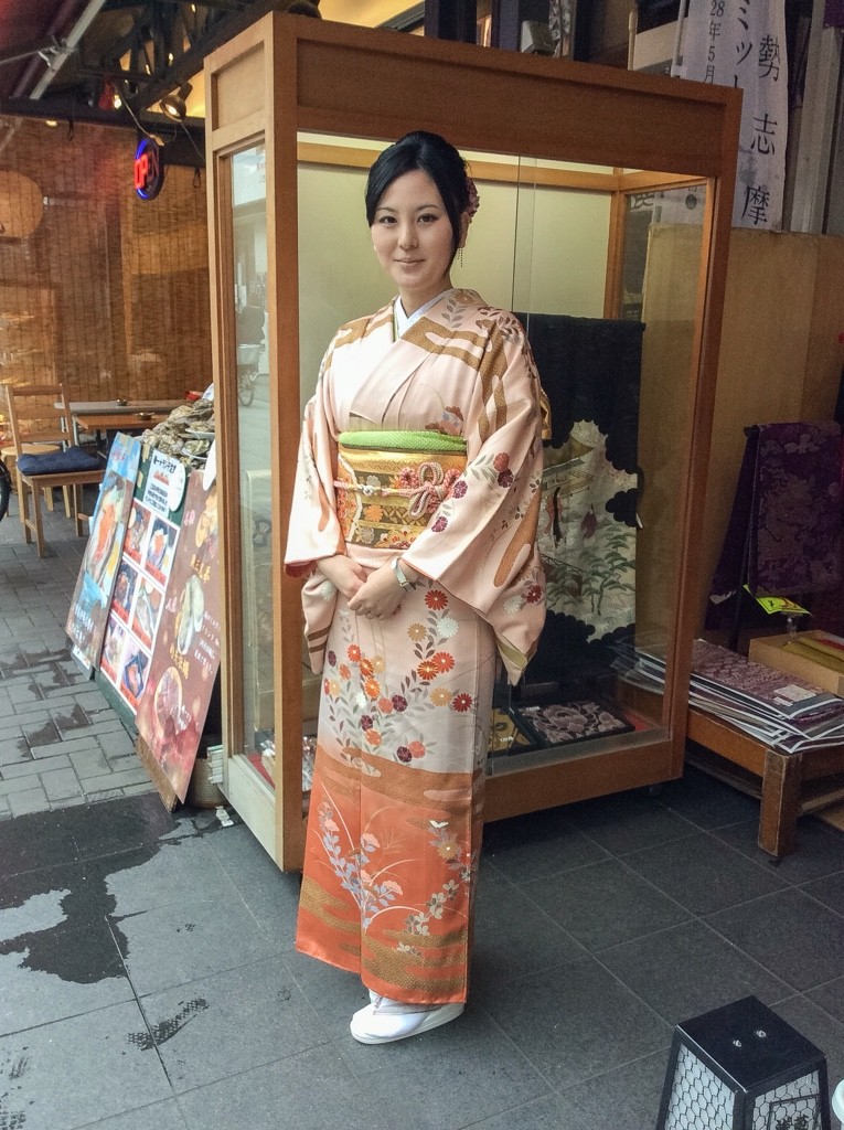 サーモンピンク×無地の爽やかで女性らしいお着物 | 着物レンタルわ