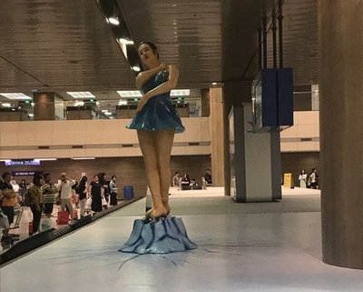 韓国の仁川国際空港に置かれたキム・ヨナのフィギュアスケート像　クオリティが低すぎると酷評ｗｗｗｗ