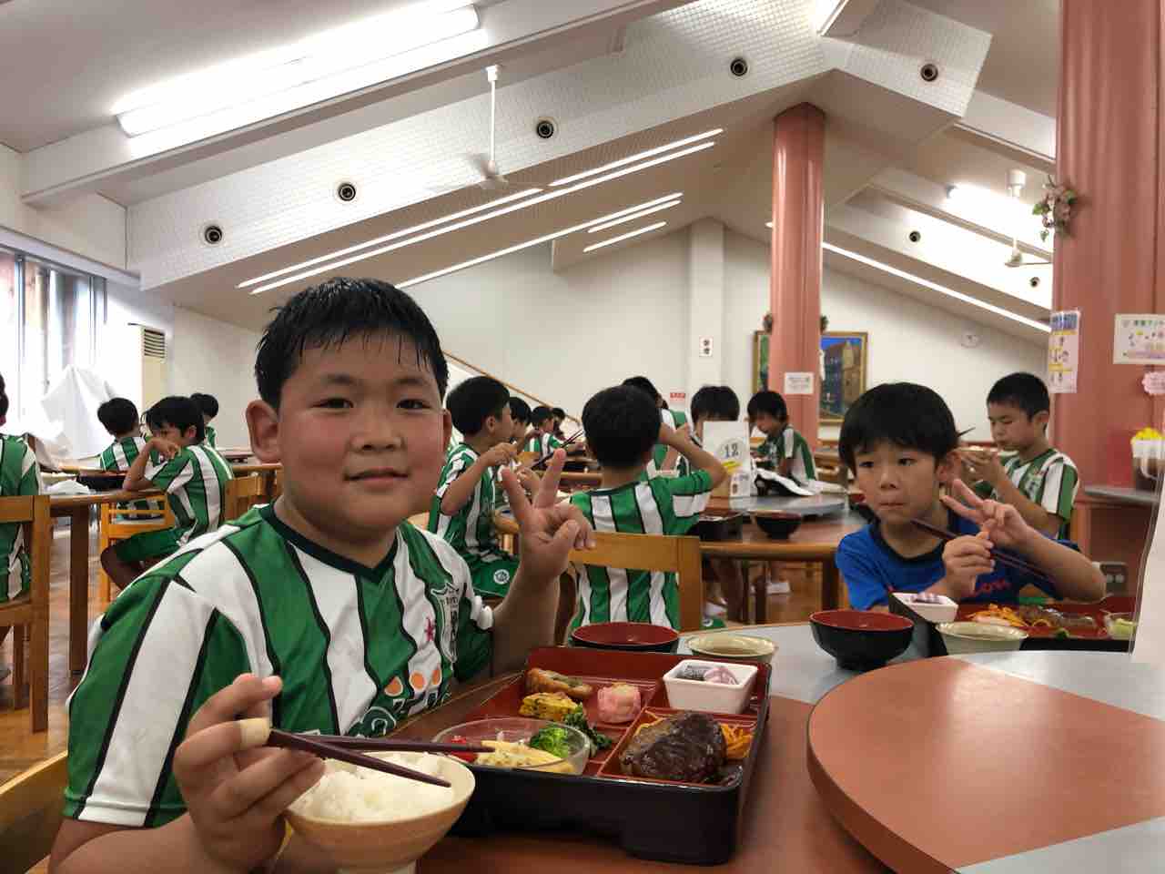 千里中央 田能 服部緑地アスリート 夜ご飯の様子 アミティエ スポーツクラブ合宿 千里中央 田能 服部緑地アスリート 夜ご飯の様子 アミティエ スポーツクラブ合宿
