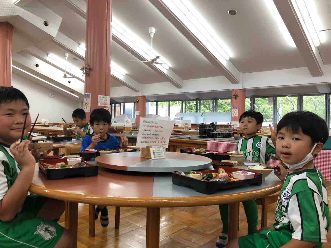 千里中央 田能 服部緑地アスリート 夜ご飯の様子 アミティエ スポーツクラブ合宿 千里中央 田能 服部緑地アスリート 夜ご飯の様子 アミティエ スポーツクラブ合宿