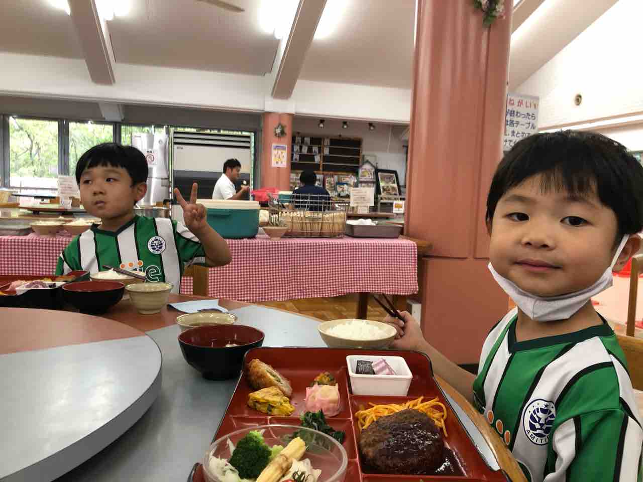 千里中央 田能 服部緑地アスリート 夜ご飯の様子 アミティエ スポーツクラブ合宿 千里中央 田能 服部緑地アスリート 夜ご飯の様子 アミティエ スポーツクラブ合宿