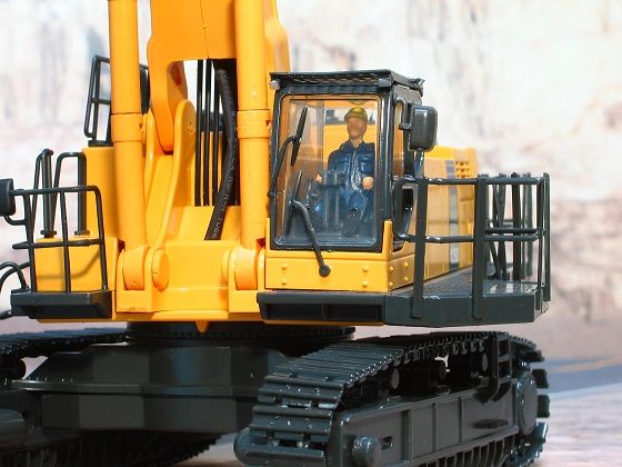 KOMATSU PC1250-8 1/50スケール電動油圧ショベル KOMATSU PC1250-8 1/50スケール電動油圧ショベル