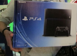 （大ヒット御礼）　PS4は夏まで品薄が続く見込み！　