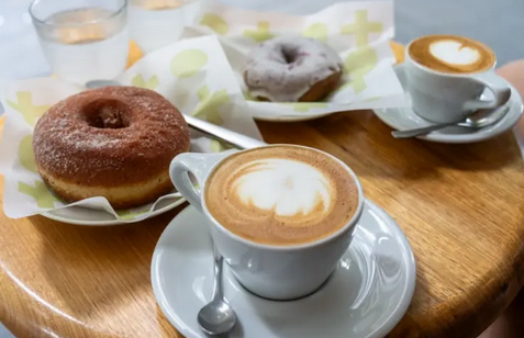 ミスドで「コーヒー5杯」をおかわりしたら、友人に「お店に迷惑だよ」と注意された! サービスなのに“遠慮する必要”あるんですか?「マナー違反」になるケースとは