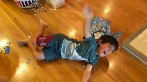 【動画】7歳の誕生日に『Nintendo Switch』を貰い大興奮する男の子の動画が話題に！大絶叫しすぎｗｗｗｗ