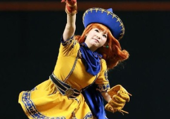 【画像】アリーナ姫（31）の始球式ｗｗｗｗｗｗｗｗｗｗｗｗｗｗｗｗｗｗｗｗ