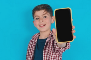 【スマホ】小5の我が子に「みんなiPhone持ってるのに…」と言われました。小学生に“12万円”は高いと思うのですが、安いAndroidとそんなに差があるのでしょうか?