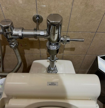 【🚽】公衆トイレの「レバー」足で踏む、手で押す? 意見まっぷたつ「絶対に手」「一生足でしか流さない」……TOTOの正式回答は?