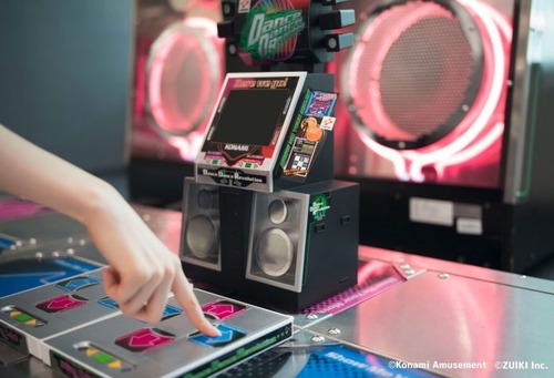 【郎報】ゲーム機「DanceDanceRevolution Classic Mini」発表！アーケード躯体1/5サイズ、手でプレイ可、『DDR』専用コントローラーにも対応！！