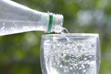 【シュワシュワ】『炭酸飲料を飲むと骨が溶ける』はウソ？ホント？→ 医師が明かす、“驚きの真相”と飲むときの注意点とは？