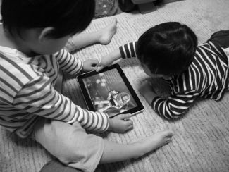 スマホゲーム、子どもの無断決済急増が深刻　「親が見てないところでクレカ決済、料金請求」