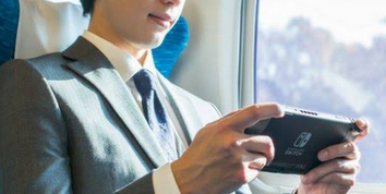 有識者「パチ屋の行列に並ぶよりも、電車の中でSwitchやってるオッサンの方が不審者感強いし怖い」