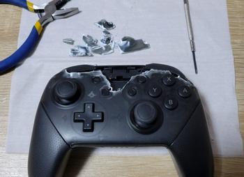 【悲報】ワイ、Nintendo Switchのプロコン分解に失敗する