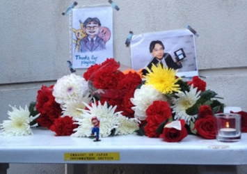 海外ゲーマーたちが故・任天堂岩田社長のために日本大使館へ花を供える姿が泣ける (´；ω；｀)