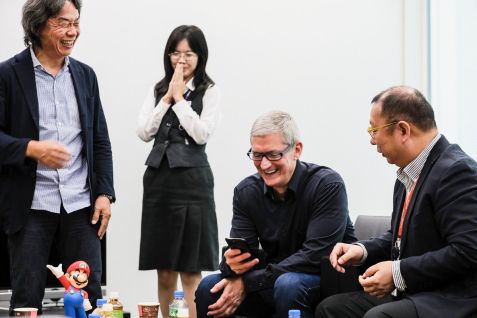 apple-tim-cook-play-super-mario-run