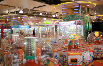 ゲーセンでマナーのなってない不届き者が激写される！　こんなとこで・・・！！