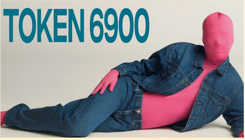 デニム姿でポーズを取るピンクスーツのキャラクターと「TOKEN 6900」の文字