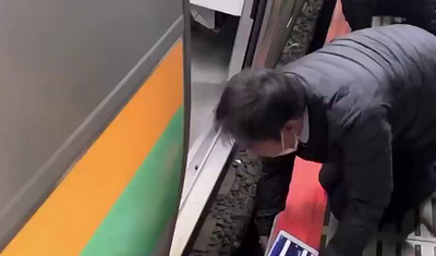 【動画】線路に落ちたJKがおぢ達に助けられる → おぢ達が女性に「キモイ」「触りすぎ」と叩かれる