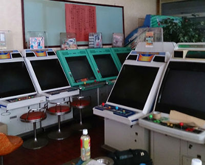 この空気感・・・！！！　90年代当時にタイムスリップしたかのような廃墟ゲーセンが発掘される
