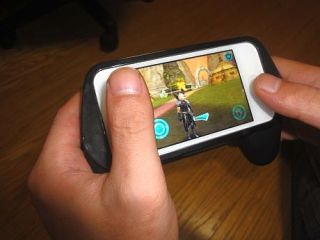 iPhone ゲーマーなら欲しくなる！iPhone/iPod touch用ゲームコントローラー型アダプター 「GameHandle」 レビュー