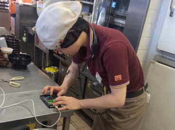 すき家店員、客が来ないので厨房で音ゲーをする