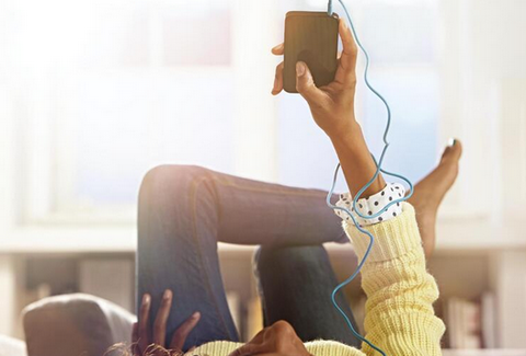 【米国】“学校でのスマホ禁止”が広がる米国で、子供たちが「親世代の懐かしいモノ」を持ち始めた！