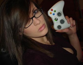 女性の方が携帯ゲームに課金し、時間も多く使うことが判明