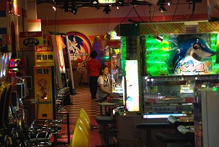 昔のゲーセンは不良がウロウロしてたって都市伝説でしょw不良がプリクラやUFOキャッチャーやるか?