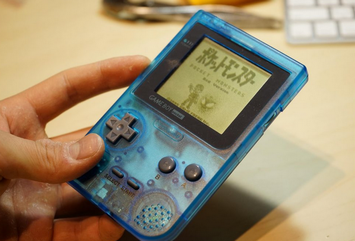 ゲームボーイ「持ち運べるようにしました」DS「2画面にしました」3DS「立体視付けました」GBA「…」