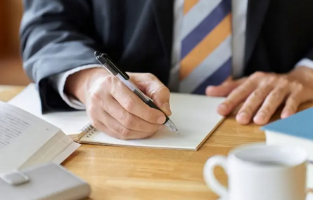 【相談】スタバで勉強しています。毎回注文もしていますが「お店的には迷惑では?」と友人から言われました。勉強目的の利用はよろしくないのでしょうか?