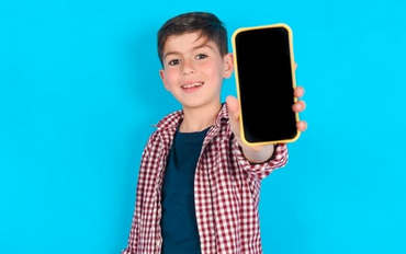 【スマホ】小5のわが子に「みんなiPhone持ってるのに…」と言われました。小学生に“12万円”は高いと思うのですが、安いAndroidとそんなに差があるのでしょうか?