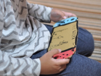 【イイ話】ニンテンドースイッチを買ってもらえない子供がダンボールで自作！→見ていたお父さんが素敵な改造を施す(´；ω；｀)