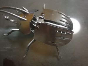 エサも水もいらないカブトムシを飼う！本物そっくりリアルでカッコいい 「メタルキット アトラスオオカブト」購入レビュー