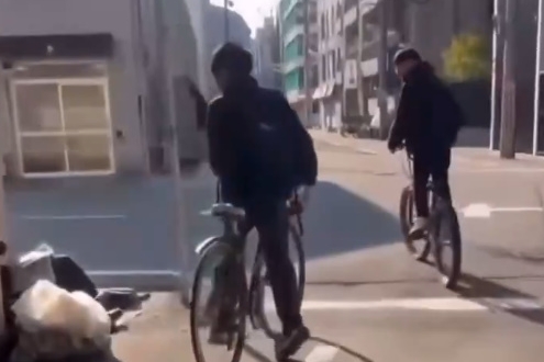 【動画】大阪のキッズ、西成のホームレス相手にやりたい放題ｗｗｗｗｗｗｗ
