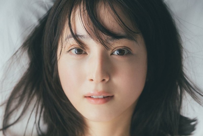 【朗報】佐々木希さん、、うっかり穴が空いた服を着てしまう