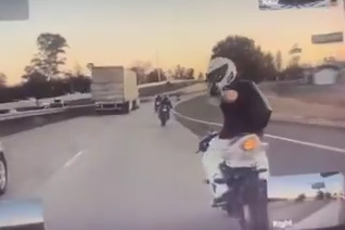 【閲覧注意】煽り運転マン、走行中に爆発してしまう