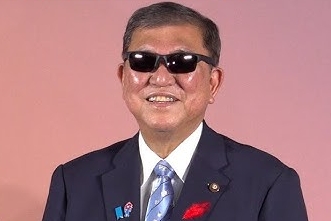 【悲報】石破茂、ミャクミャクの次は中学生アイドルとはしゃぐwwwwww
