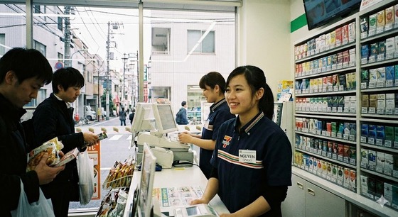 【朗報】人手不足、解消した都心のコンビニ。外国人スタッフが集まる理由は