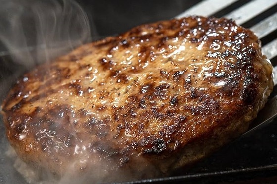 彡(^)(^)「1kgハンバーグを16分以内に完食でタダやて？余裕やん♪」→結果wwwwwwwwwww