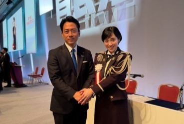 【覚醒】小泉進次郎「事前に俺に情報を伝えてくれてたら自衛隊呼んで国歌歌唱はさせなかったかもなぁ…」