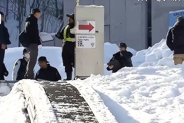 【悲報】スキー場のエスカレーターに挟まれた男児死亡