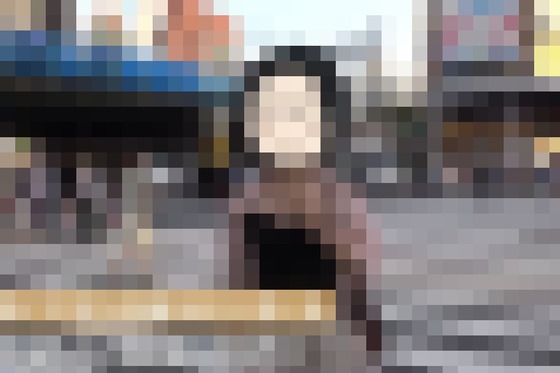 【画像】女さん、好きな服を着ただけでジロジロ見られる事にブチギレ　→見られたくなきゃそんな服着るなと話題に