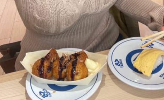 【画像】東欧美女、寿司屋を満喫してしまうwwwwwwwwwwwwwww