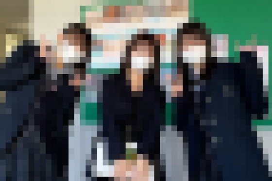 【画像】生徒のJK達に圧勝してしまう女教師が見つかるww