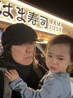 【炎上】おばさん、はま寿司で走り回る2歳の息子を放置して怒鳴られる　→NYじゃ2歳児にそんな風に怒鳴る人いなかった　→炎上